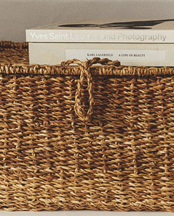 سلة من الأعشاب البحرية بغطاء