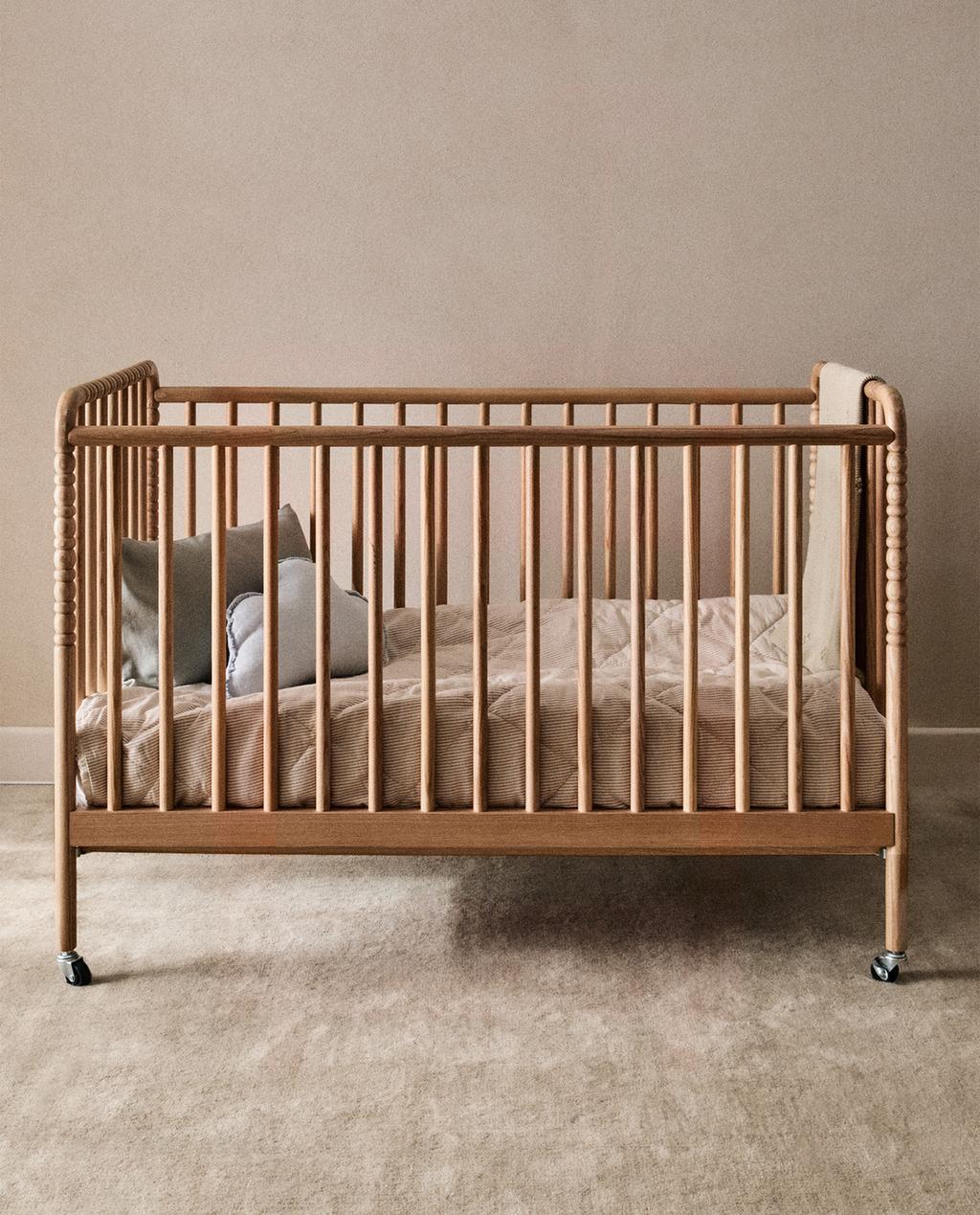 CUNA MADERA TALLADA RUEDAS