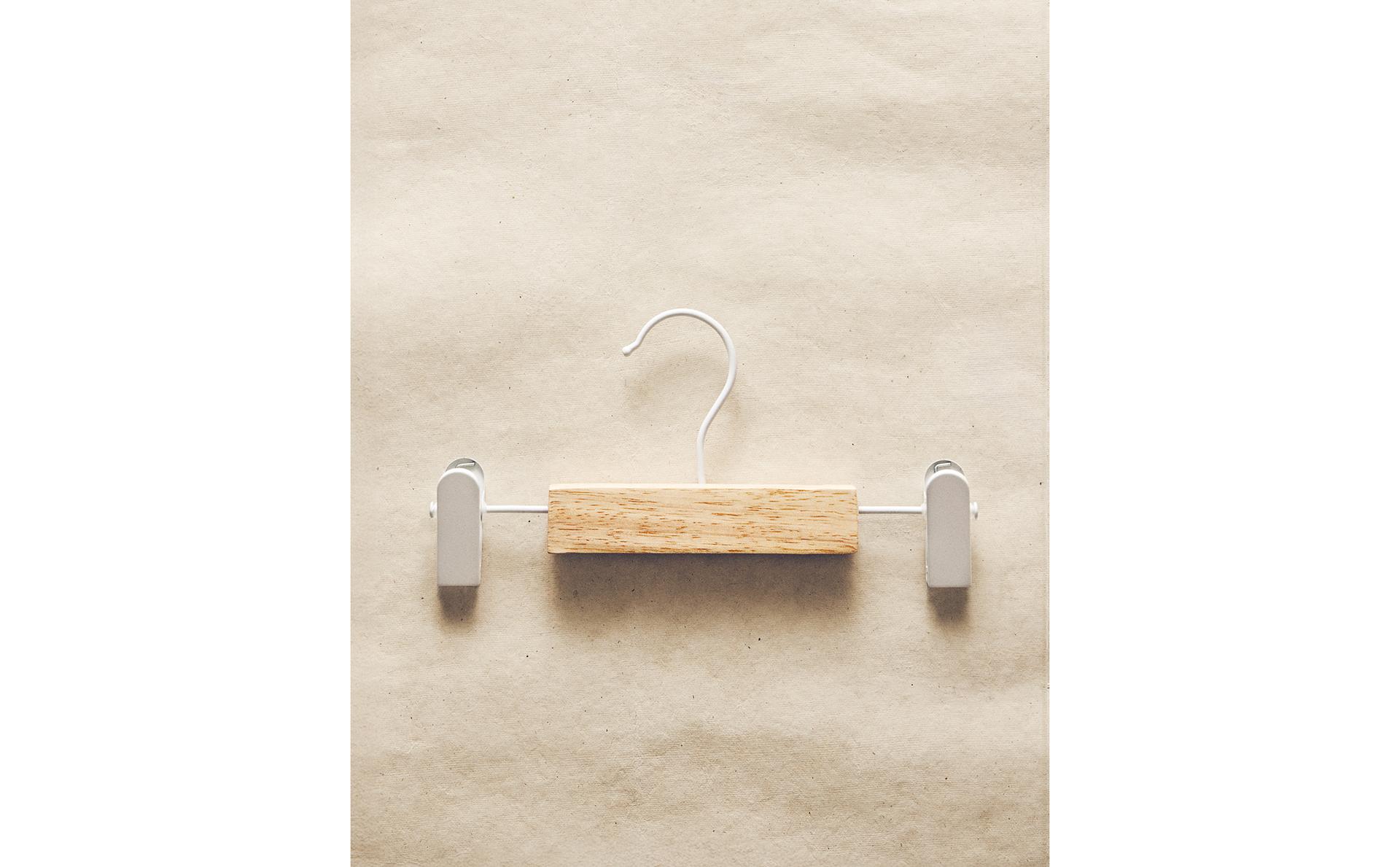 PACK MET HOUTEN KINDERKLEDINGHANGERS MET CLIPS (3-PACK)