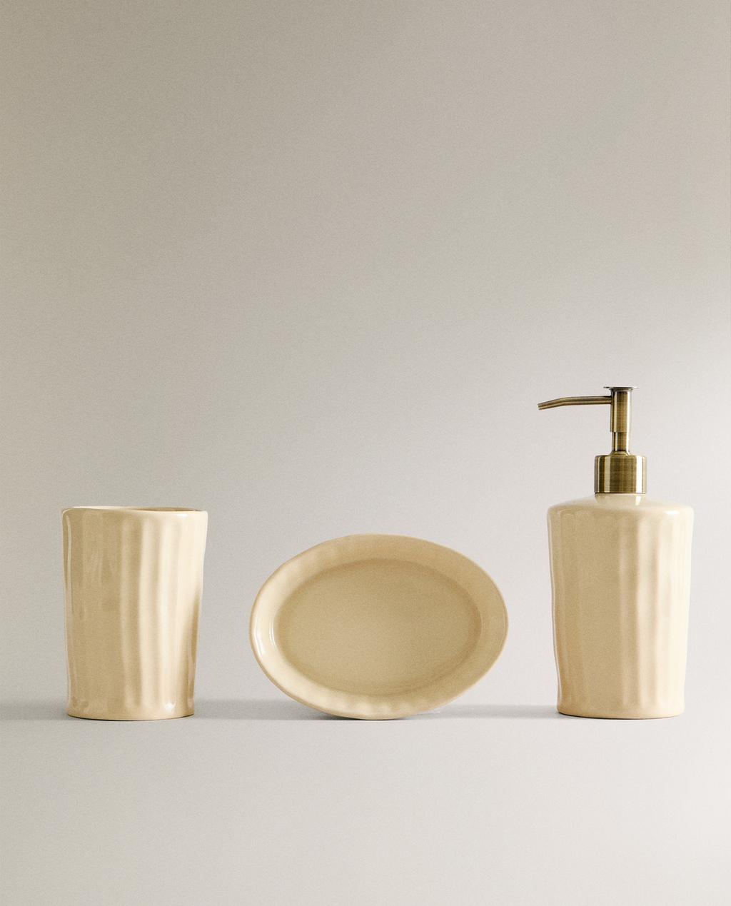 RAISED CERAMIC BATHROOM SET