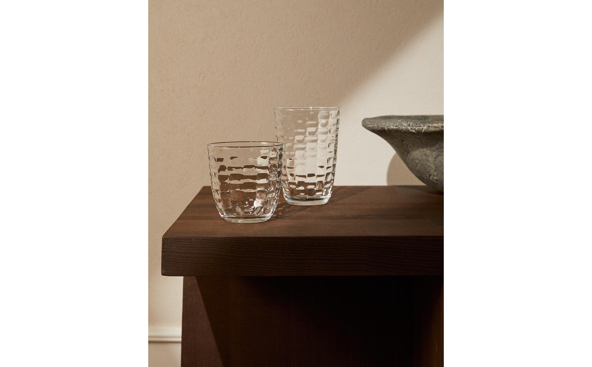 TUMBLER SET WITH RAISED SQUARES DESIGN TUMBLER SET WITH RAISED SQUARES DESIGN