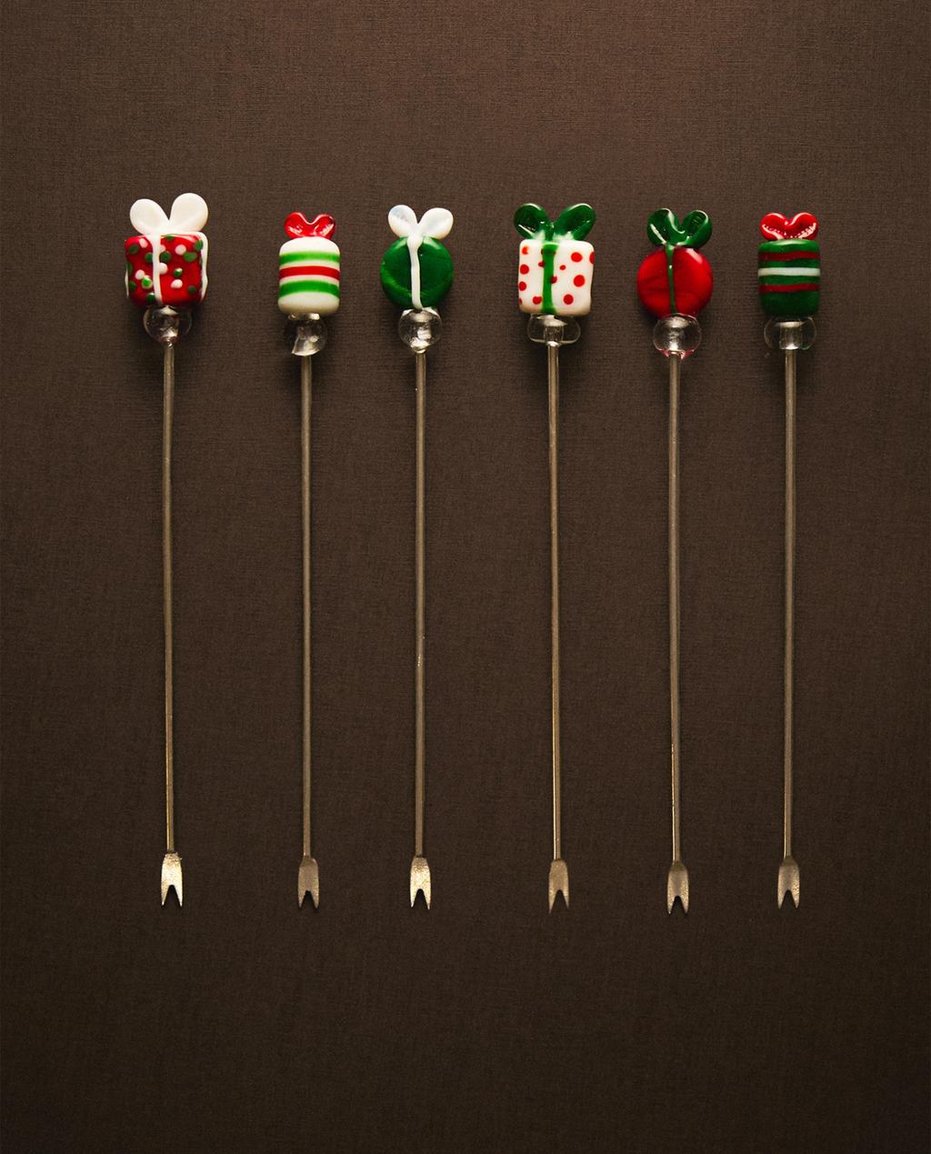 Paket 6 nabodal z božičnimi darilnimi okraski v rdeči, zeleni in beli barvi na vrhu.