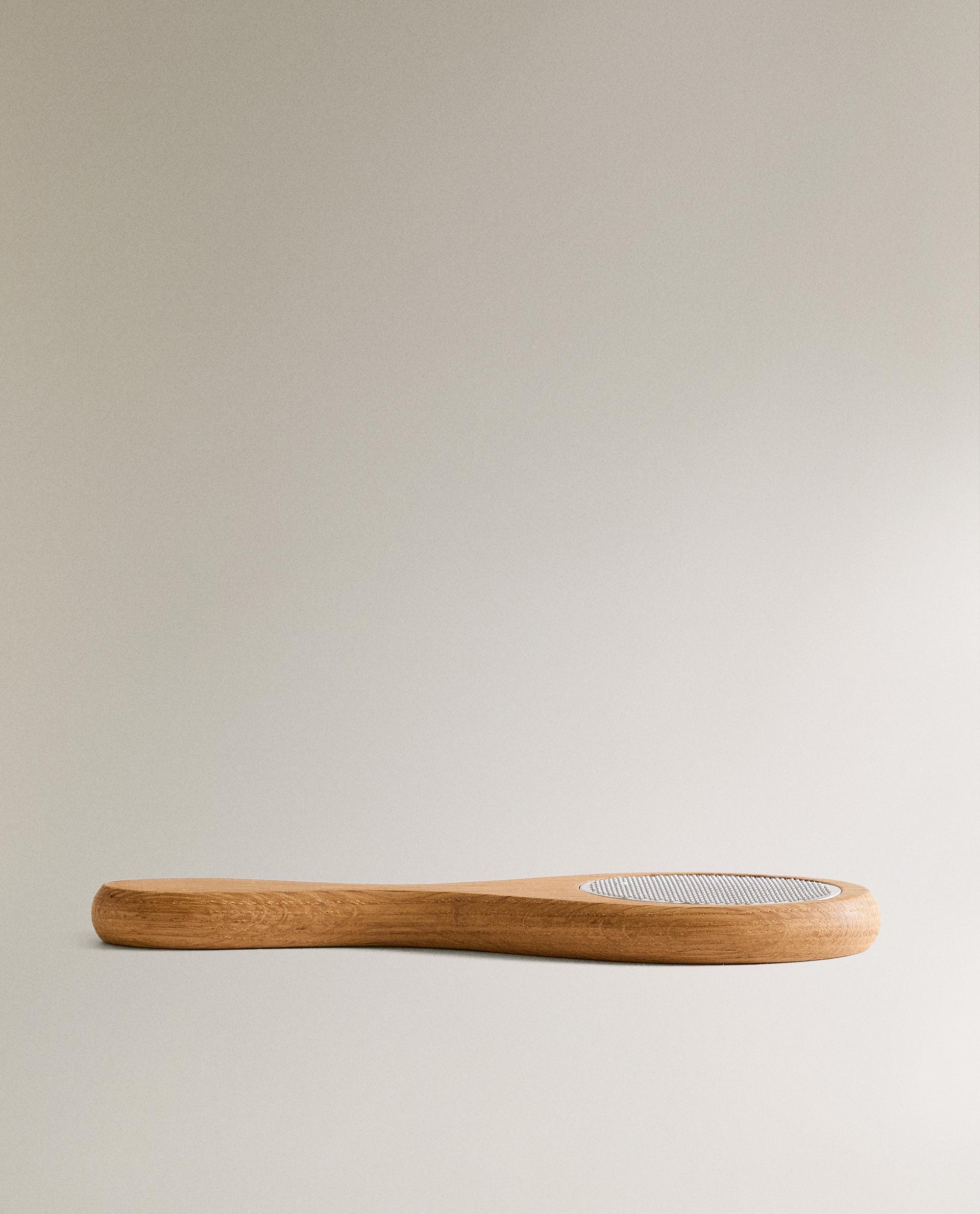 FOOT EXFOLIATOR WITH WOODEN HANDLE product thumbnail 7