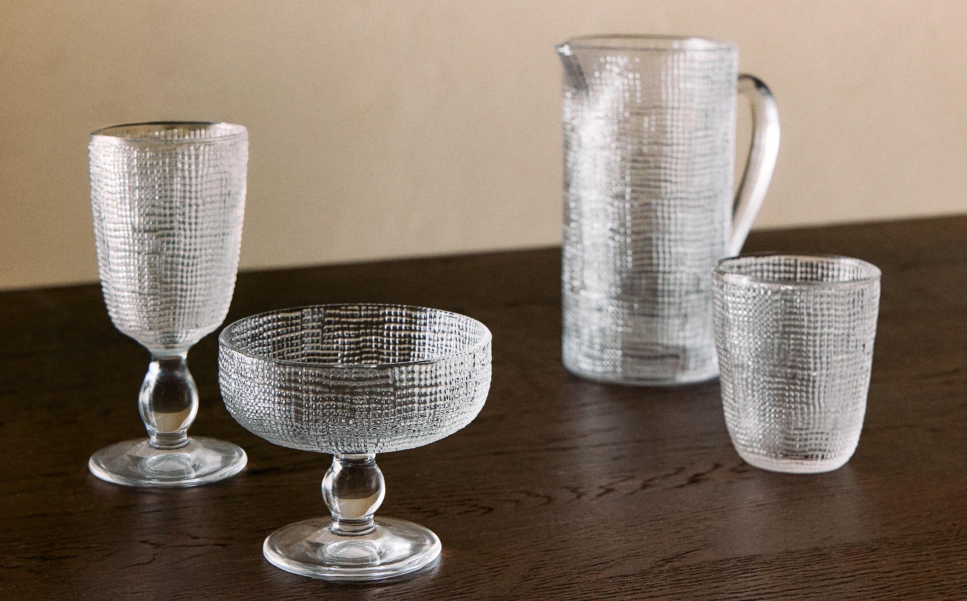 TUMBLER SET WITH RAISED DESIGN TUMBLER SET WITH RAISED DESIGN