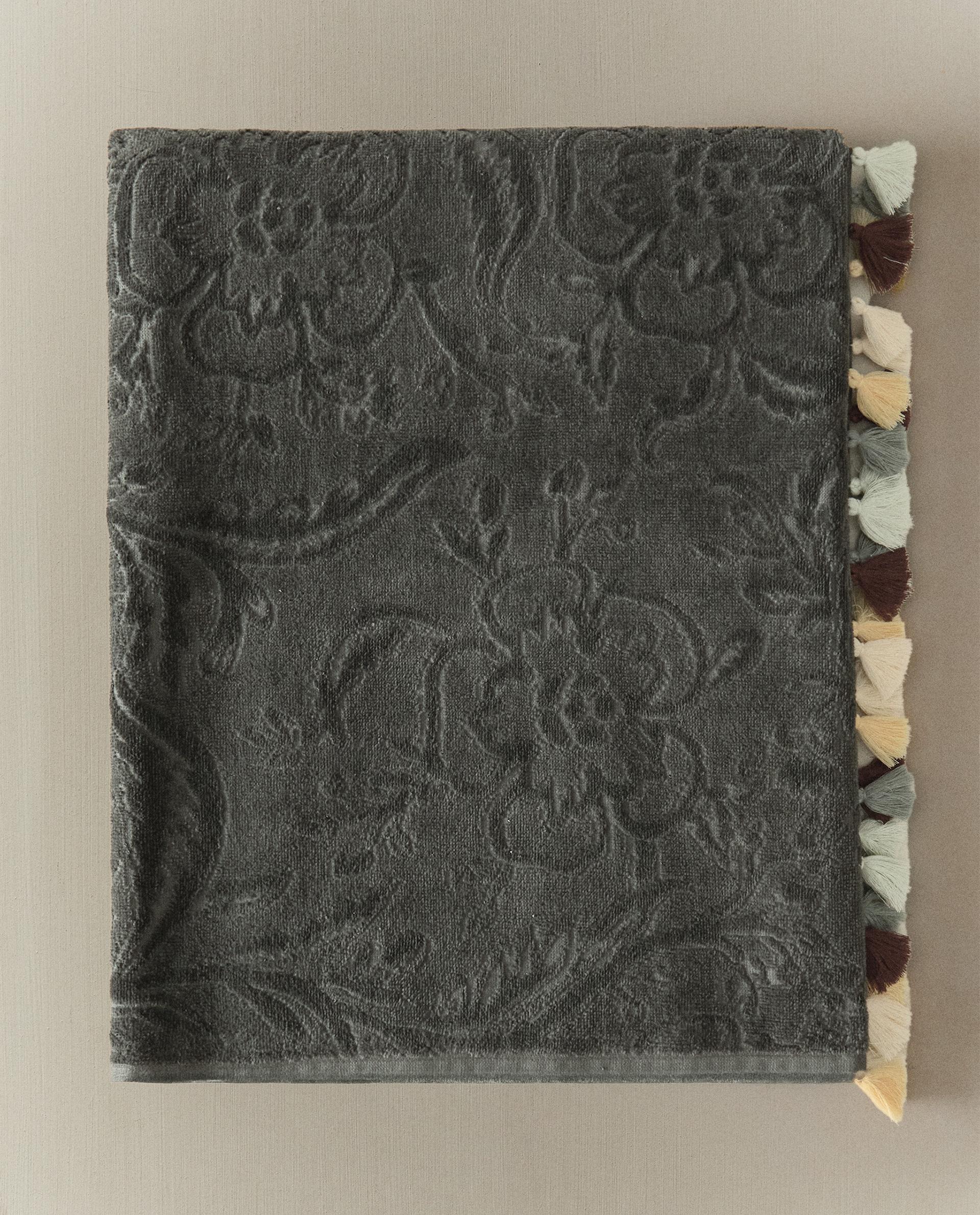 SERVIETTE DE BAIN POMPONS JACQUARD SERVIETTE DE BAIN POMPONS JACQUARD