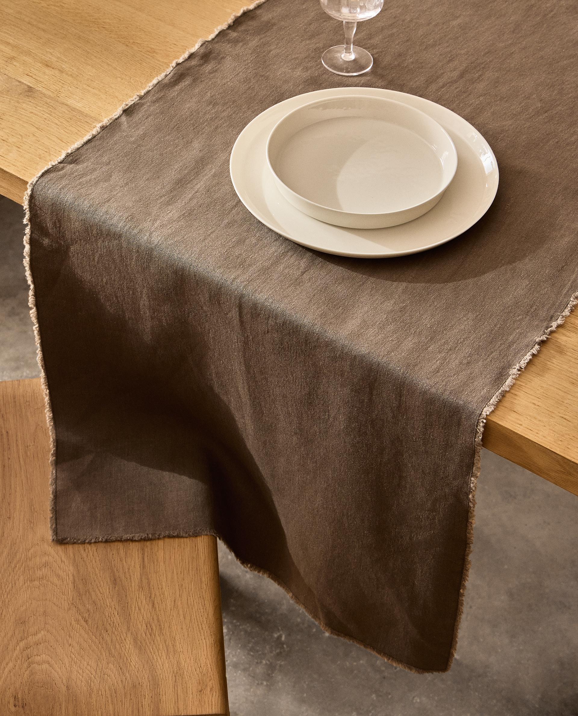 TABLE RUNNER 01