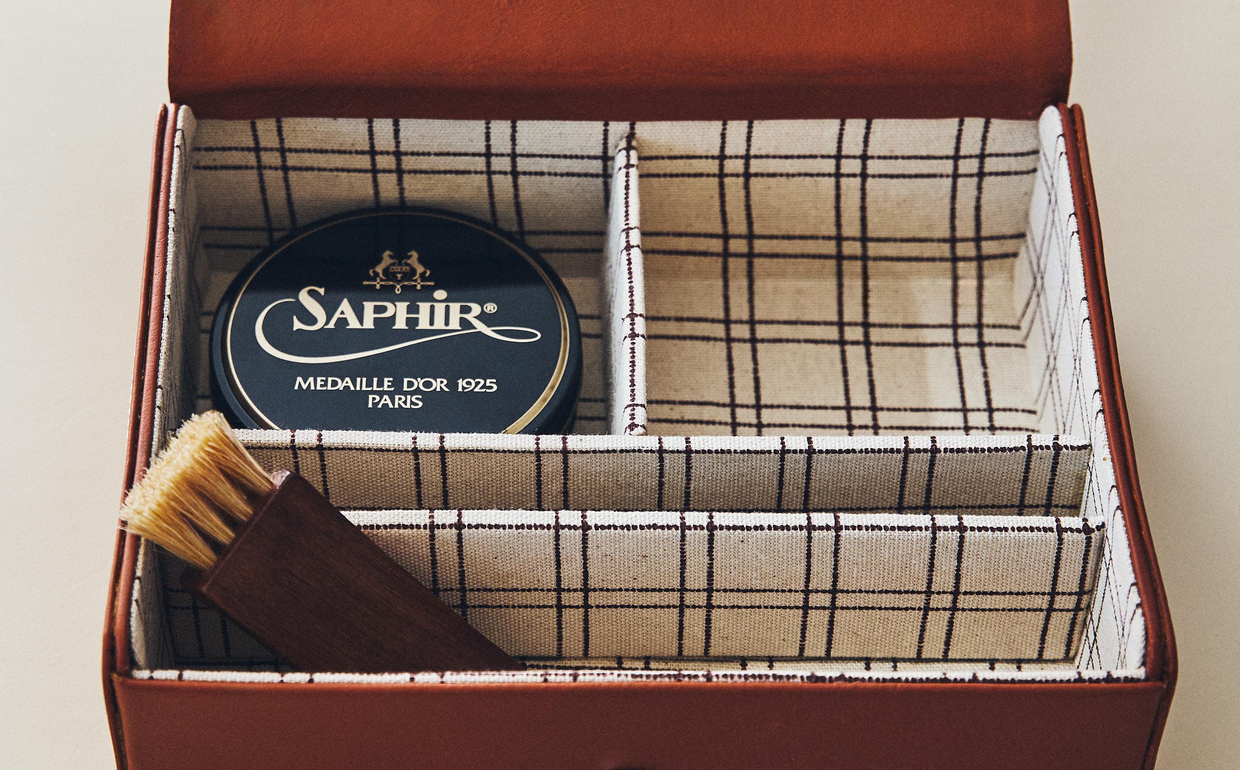 SMALL LEATHER WASH BAG WITH COMPARTMENTS