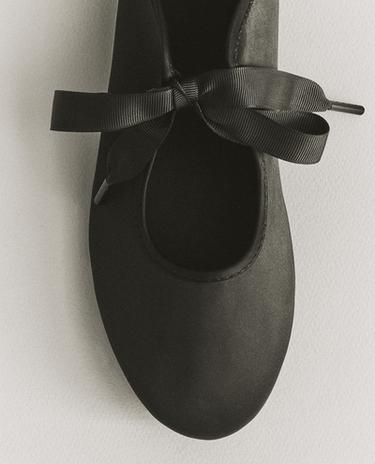 리본 디테일 새틴 플랫슈즈