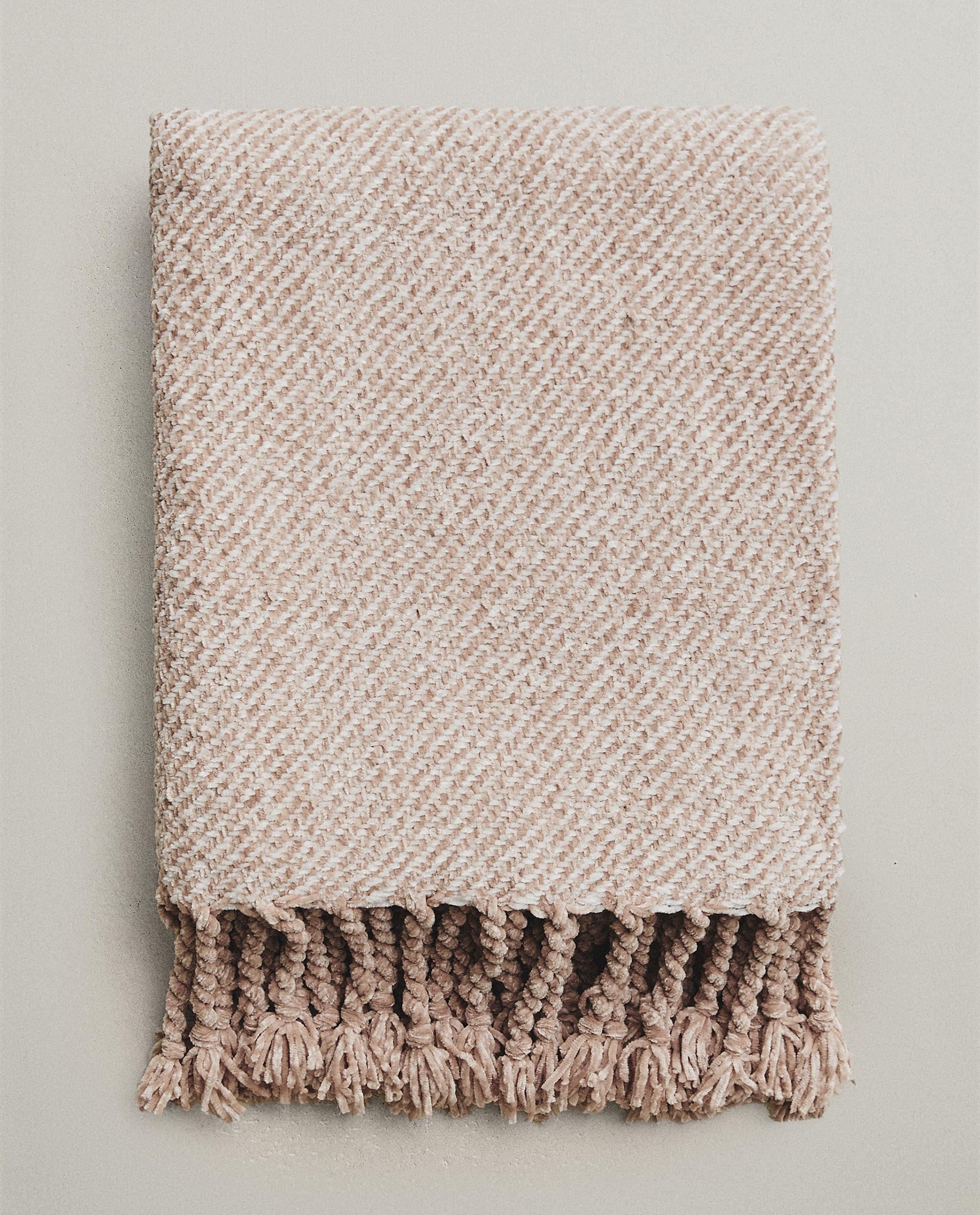 FRINGED DECORATIVE THROW product thumbnail 15