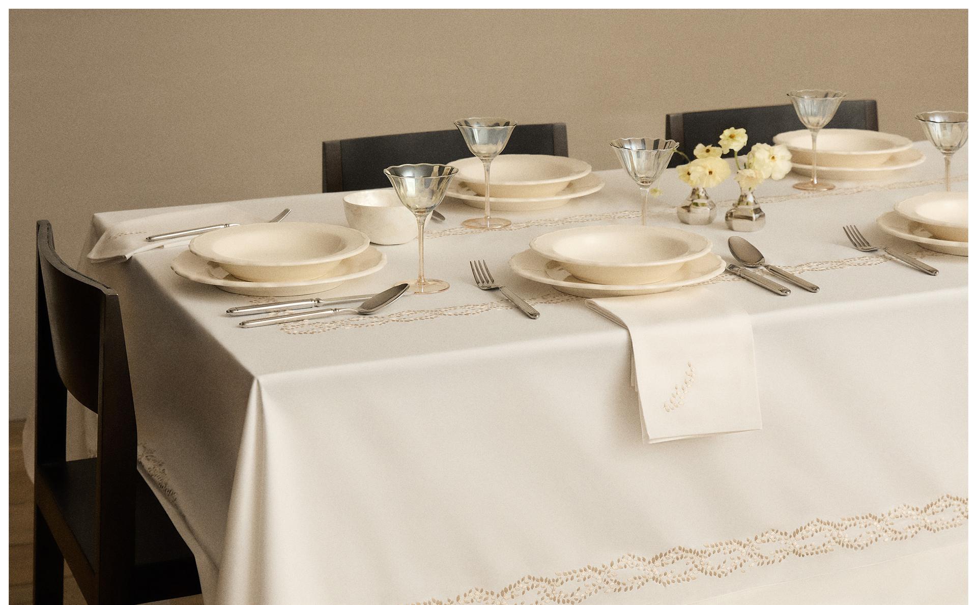 מפת סאטן עם רקמת צמחים וסט ארוחת ערב