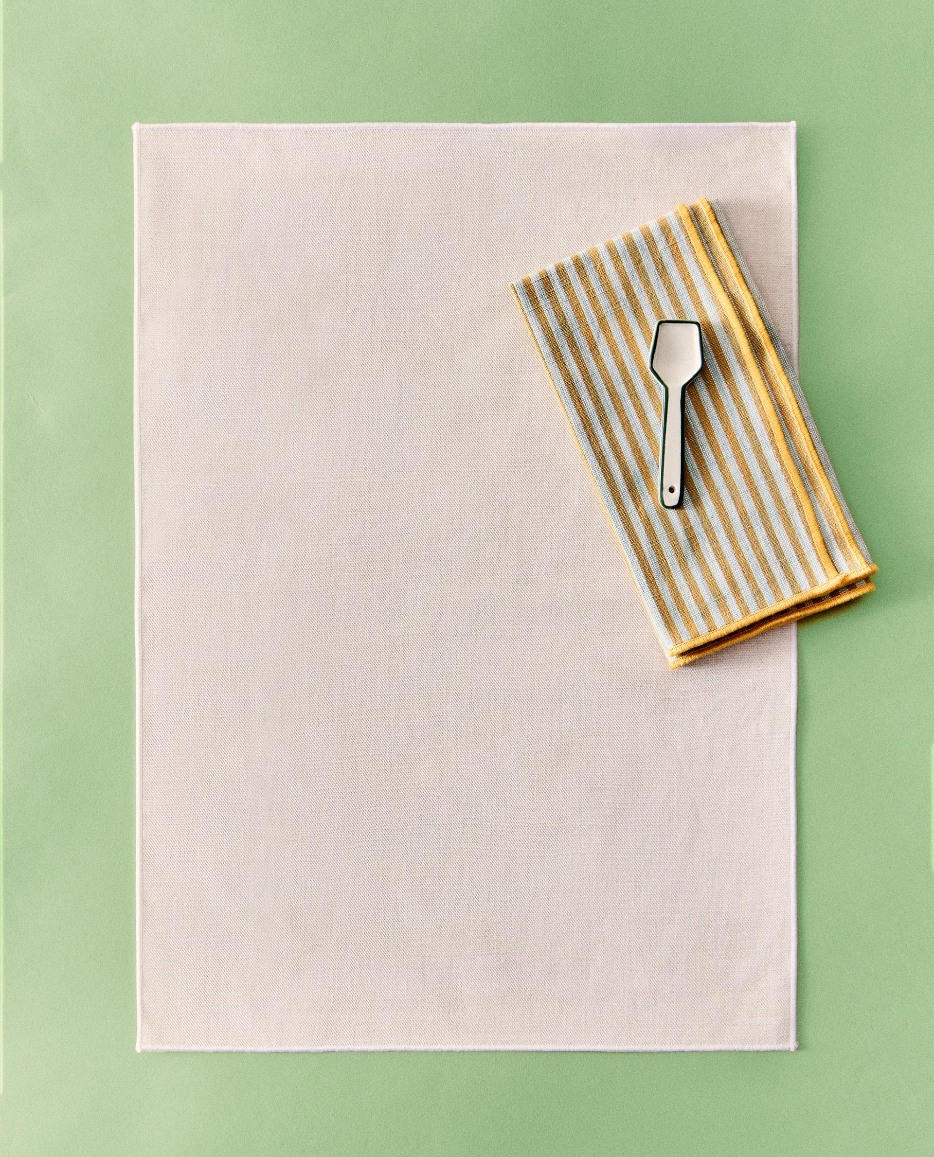 RESIN-COATED PLACEMAT WITH OVERLOCK