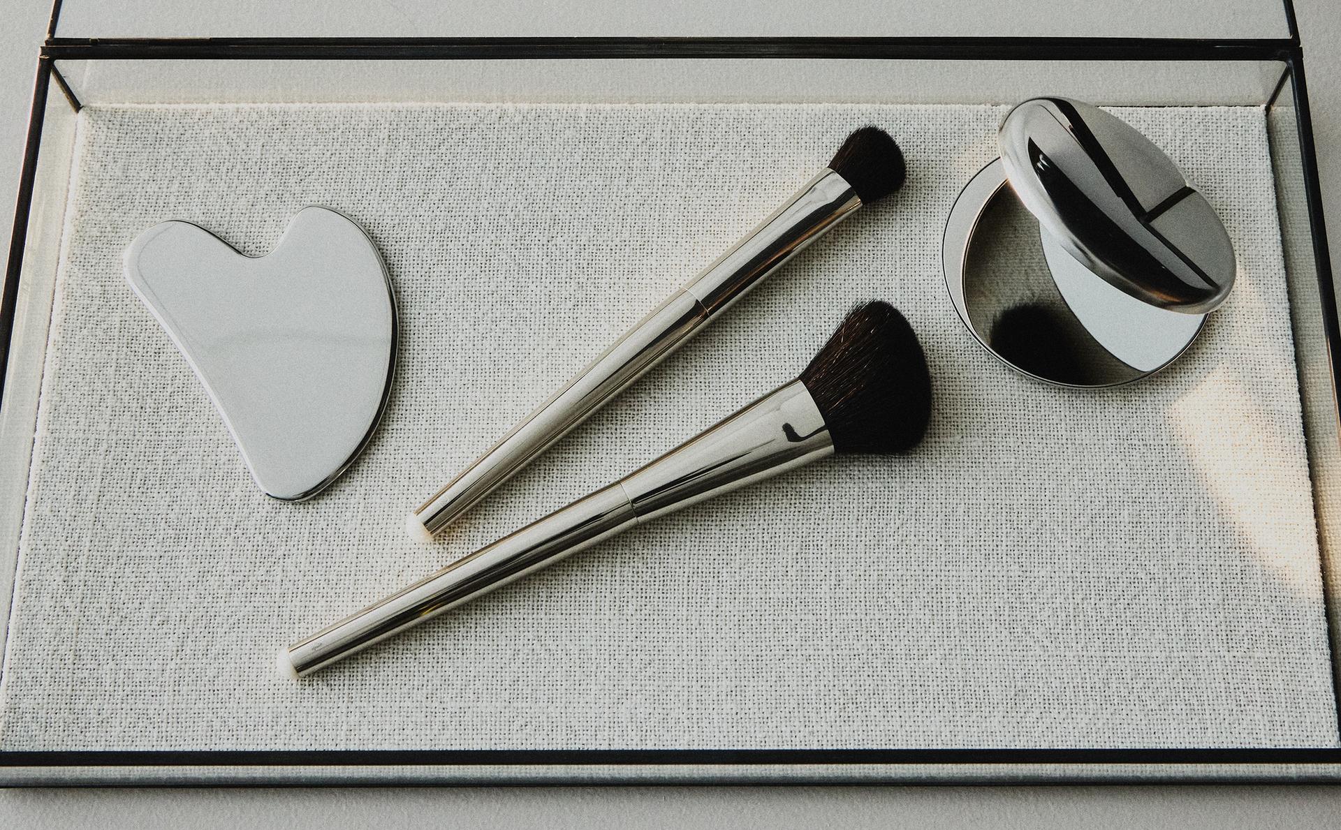 BRUSH, FACE MASSAGER, AND SMALL MIRROR MAKEUP SET BRUSH, FACE MASSAGER, AND SMALL MIRROR MAKEUP SET