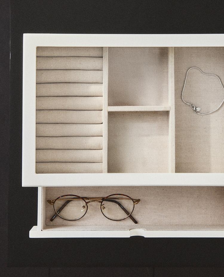 뚜껑이 있는 래커 마감 보석함 소형