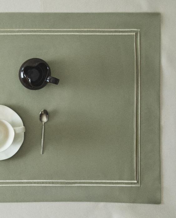 غطاء طاولة ضيق ساتان بشريط على الحافة