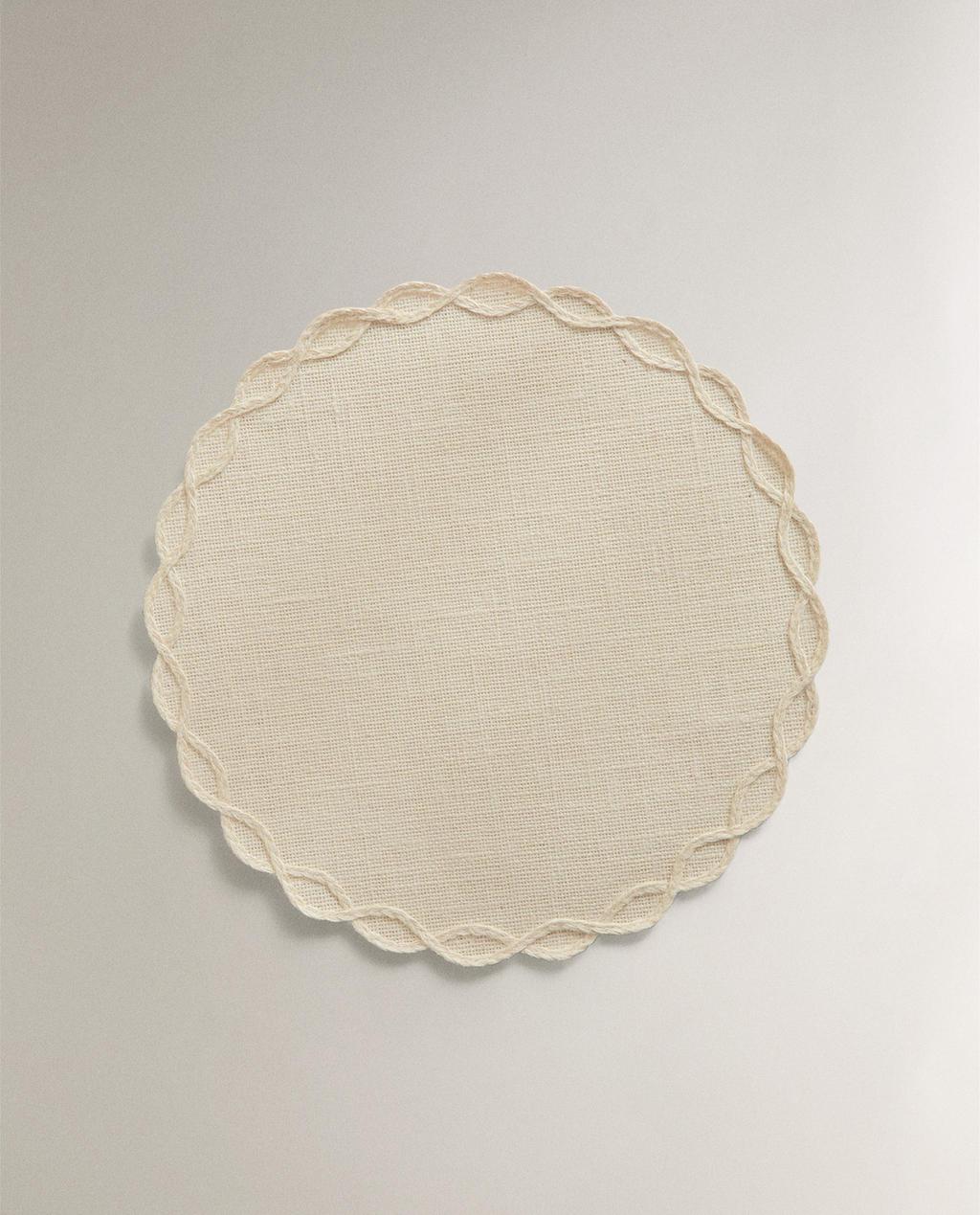 PLACEMAT WITH CHAIN DETAIL