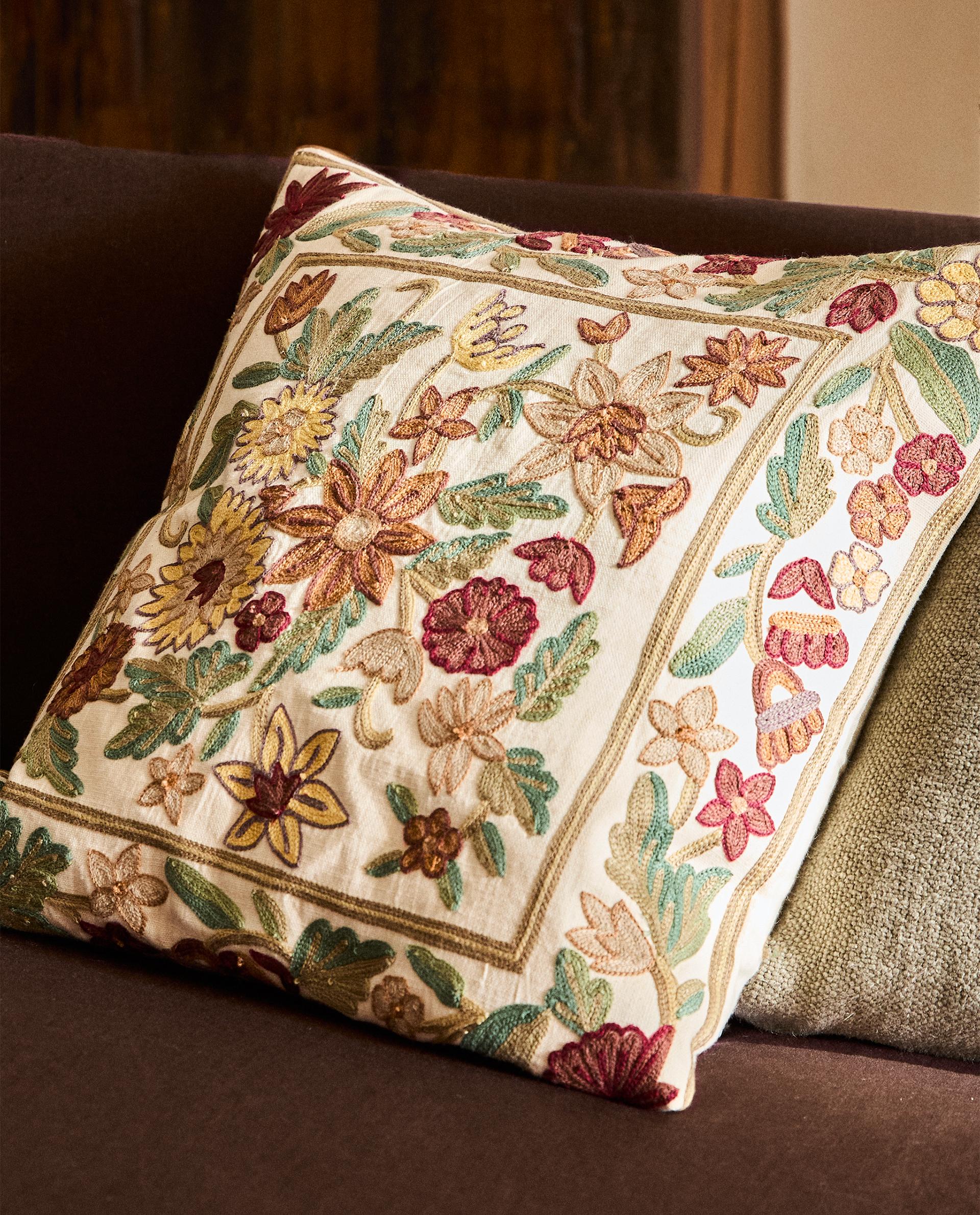 غلاف وسادة بتطريز أزهار Zara Home Oman