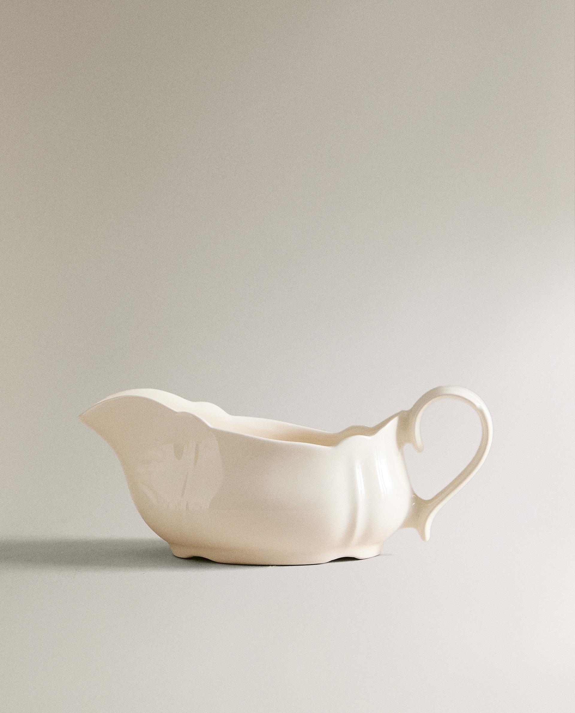 EARTHENWARE GRAVY BOAT WITH RAISED-EDGE DETAIL product thumbnail 3