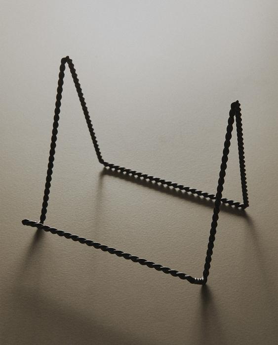 BRAIDED METAL DISPLAY STAND