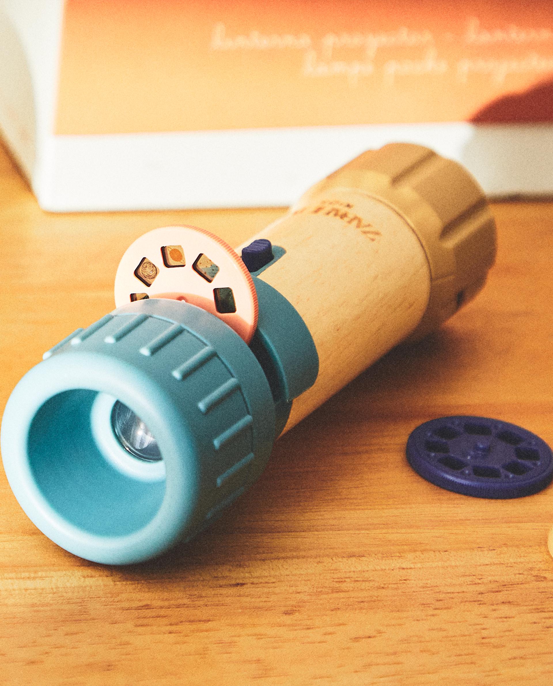 CHILDREN’S SPACE PROJECTOR TOY