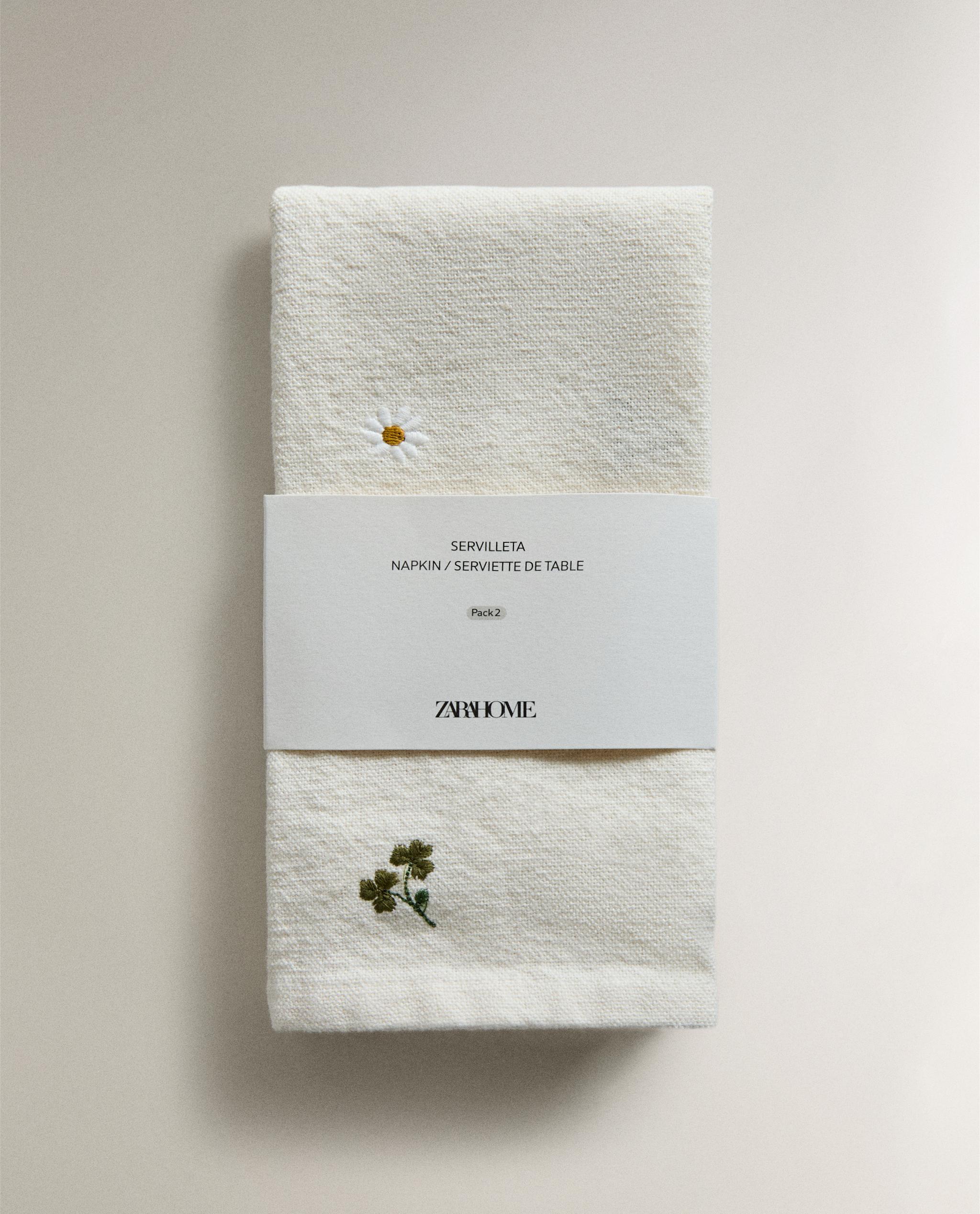 PACK OF EMBROIDERED CLOVER AND DAISY NAPKINS (PACK OF 2) product thumbnail 4