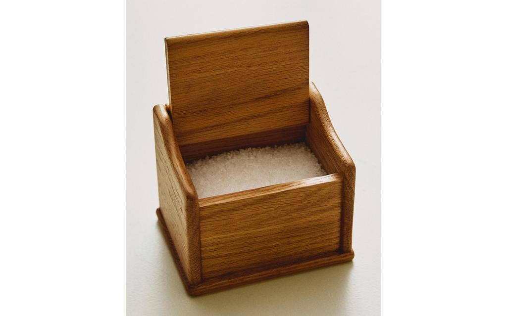 OAK WOOD SALT SHAKER WITH LID