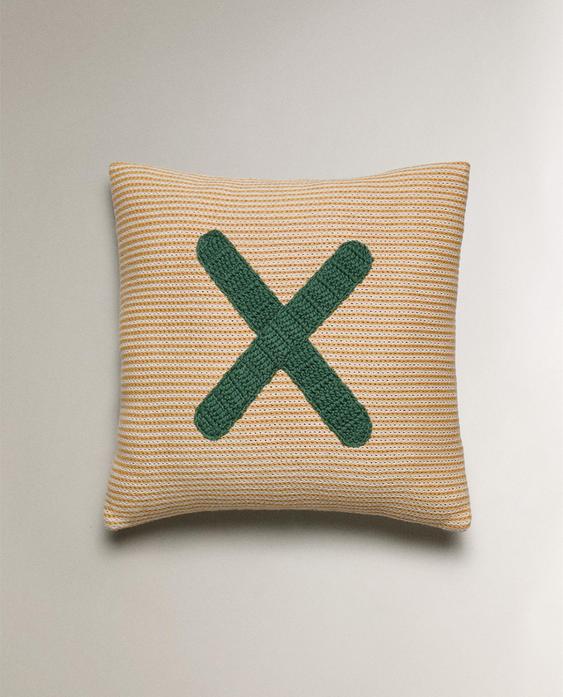 وسادة للأطفال مطرزة بحرف x