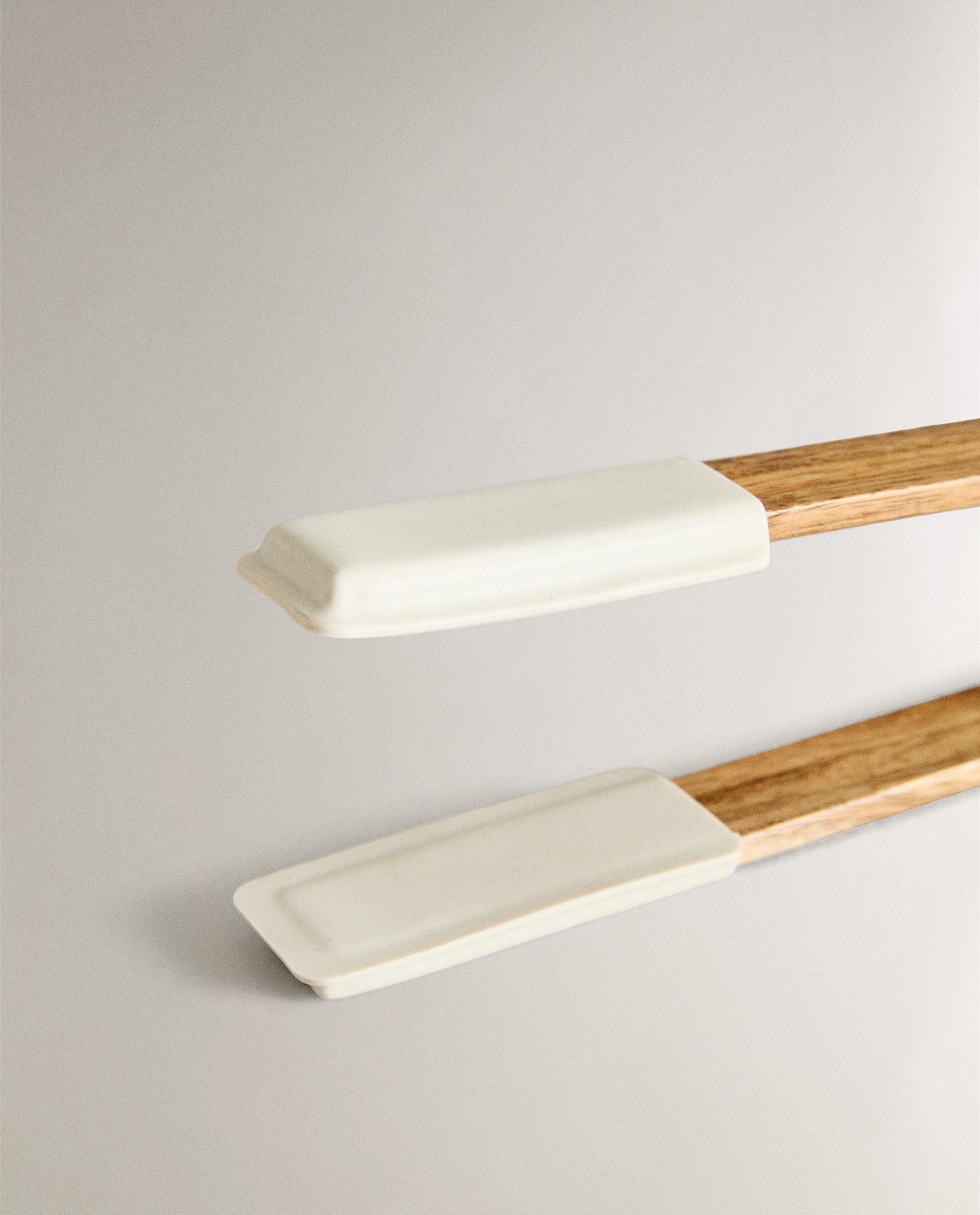 SILICONE AND WOODEN TONGS