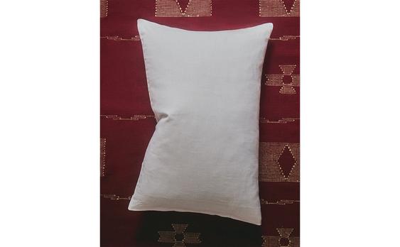 FRONHA DE TRAVESSEIRO DE LINHO COM ELEMENTO DECORATIVO