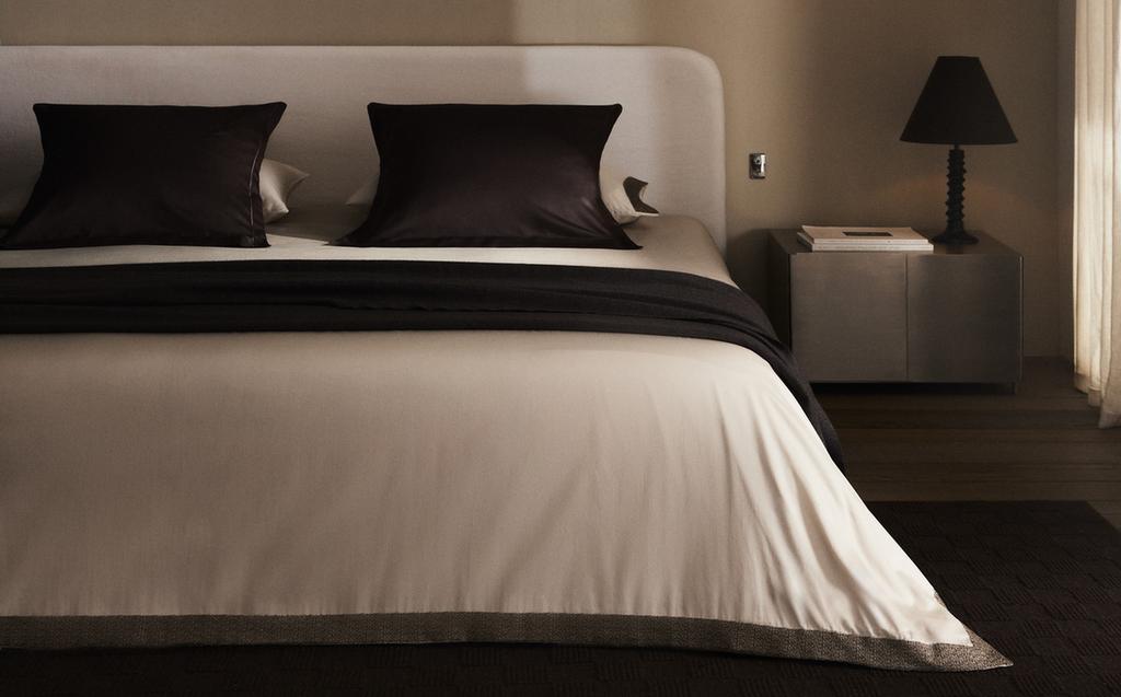 EMBROIDERED SATEEN DUVET COVER (300 THREAD COUNT) EMBROIDERED SATEEN DUVET COVER (300 THREAD COUNT)