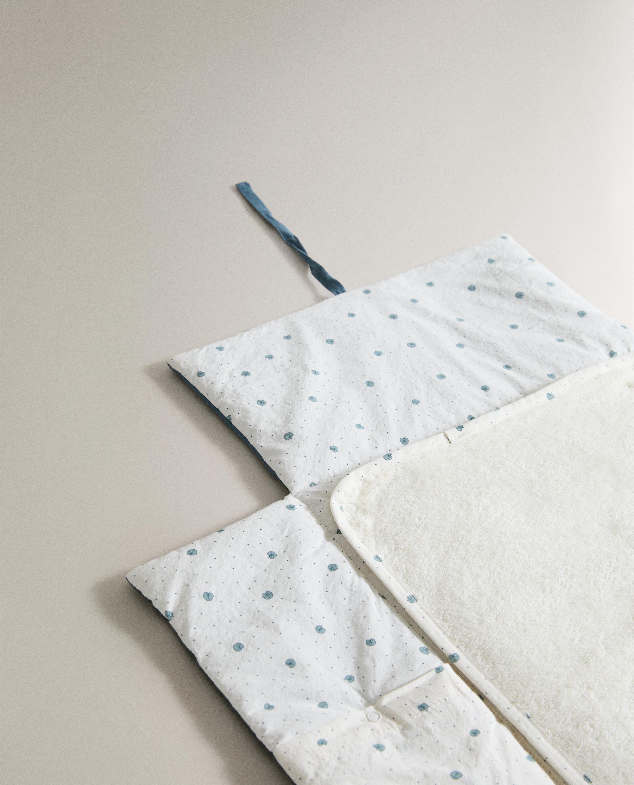 PORTABLE LEAF PRINT BABY CHANGING MAT product thumbnail 4