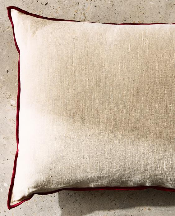 CUSHION COVER WITH OVERLOCK