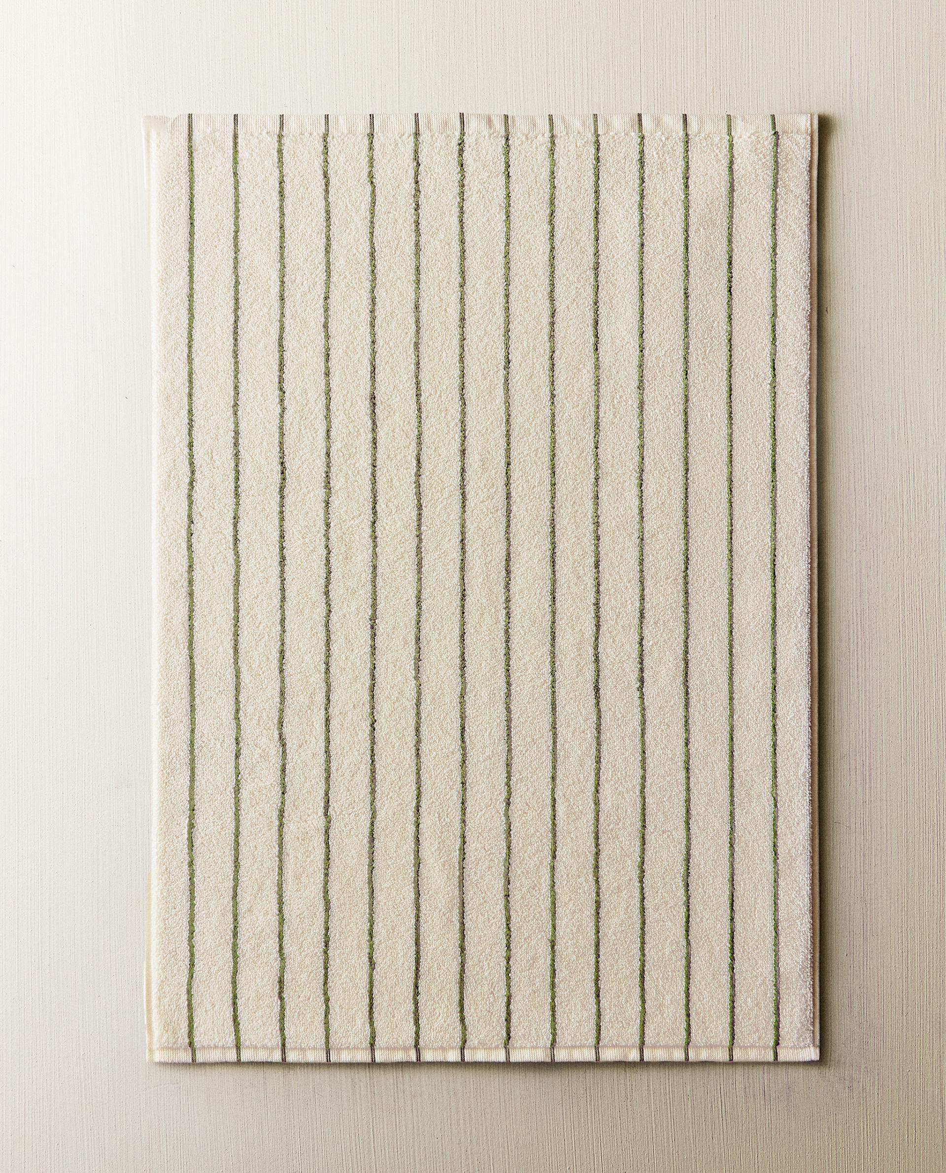 CONTRAST STRIPED BATH MAT