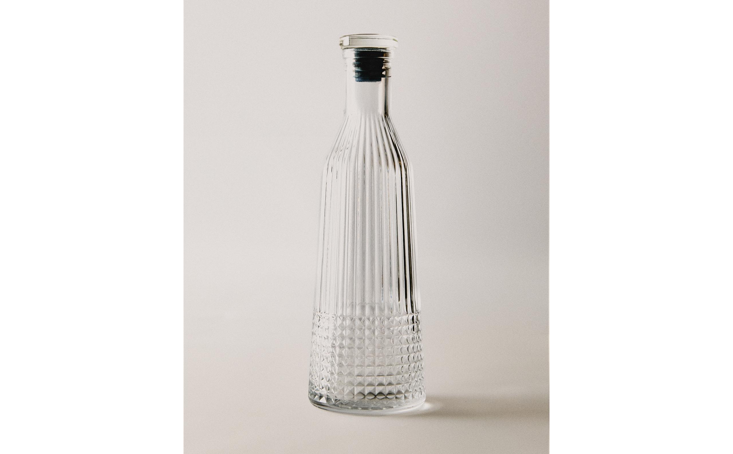 GLASS BOTTLE WITH RELIEF DESIGN | Zara Home Schweiz / Suisse