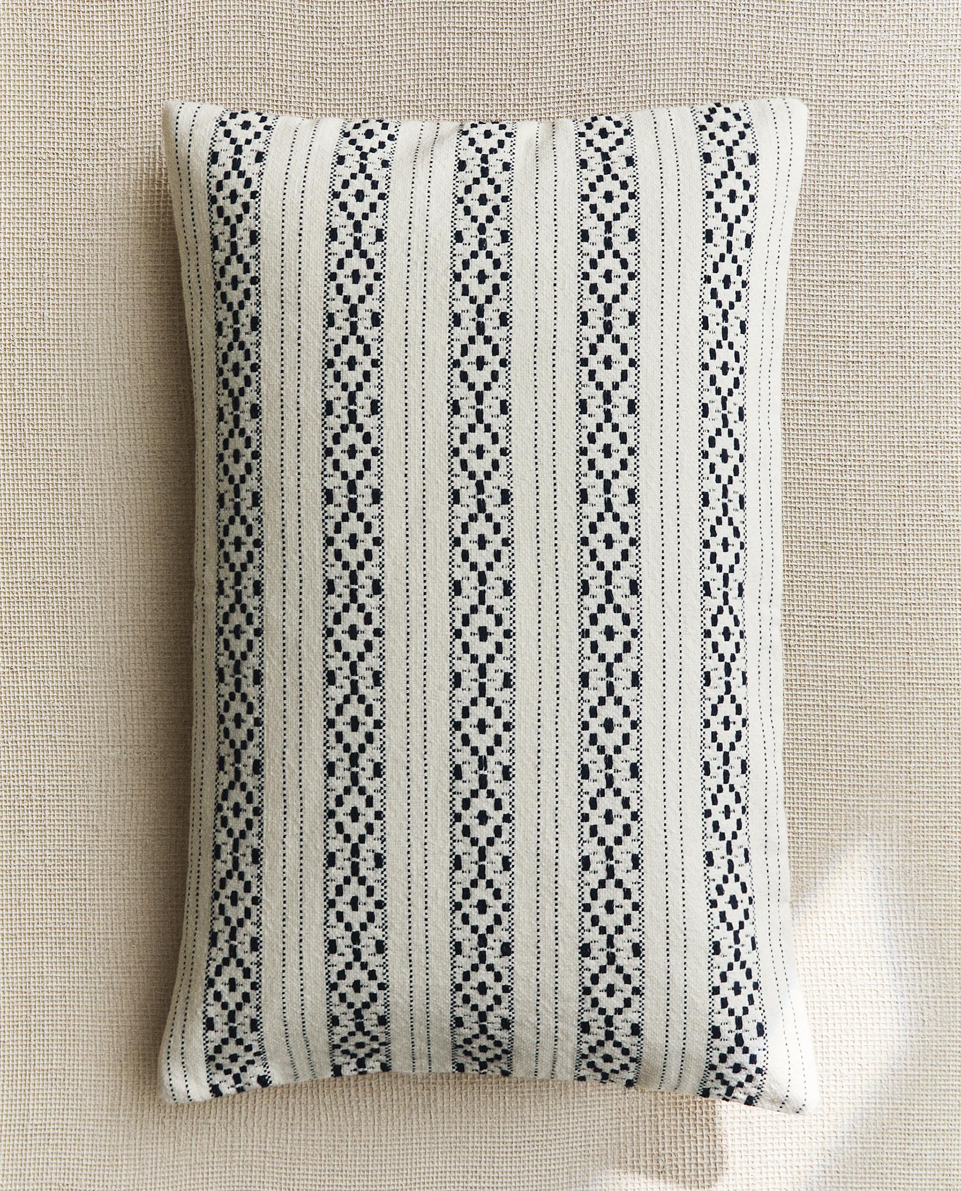 ベッドルームにふさわしいクッションカバー | Zara Home 日本
