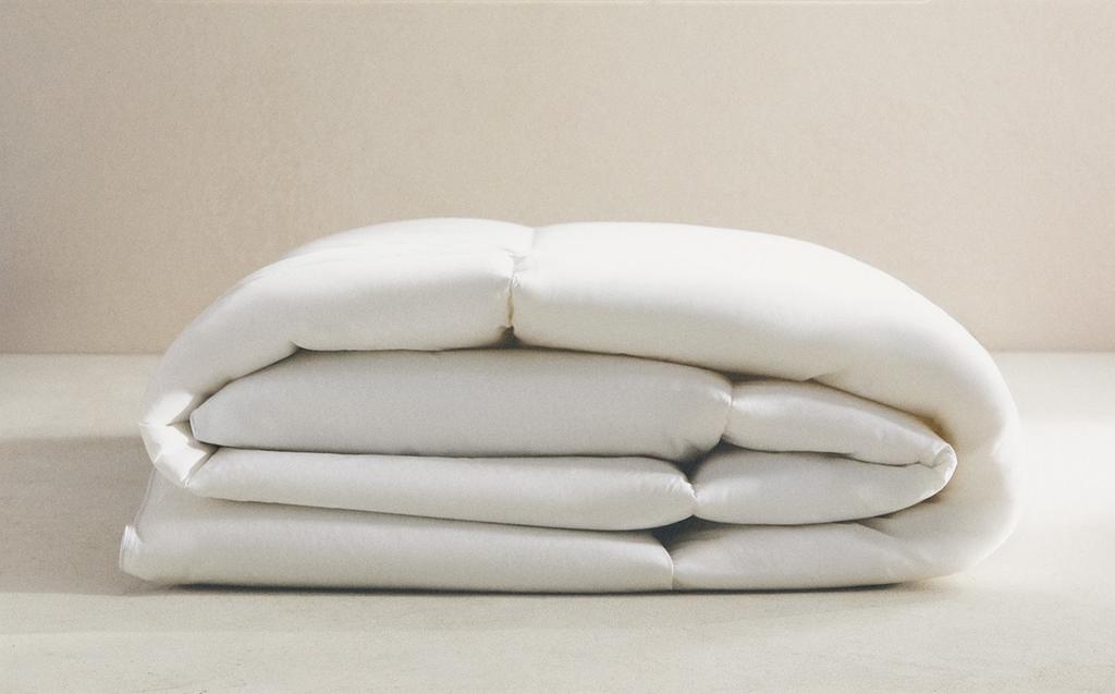 STOPPNING MED FJÄDERLIK KÄNSLA TILL TÄCKE (300 GXM²) STOPPNING MED FJÄDERLIK KÄNSLA TILL TÄCKE (300 GXM²)