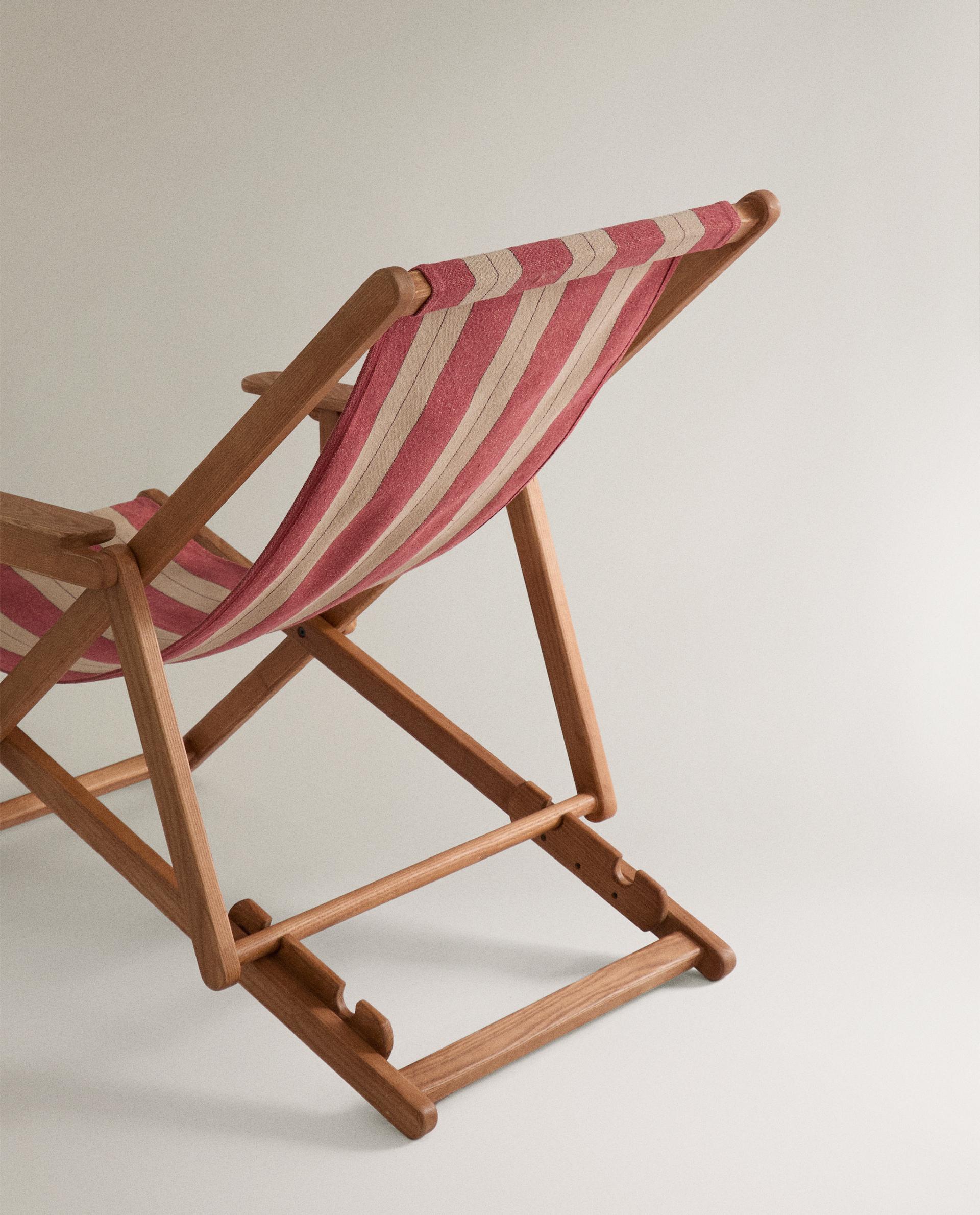 STRIPED FOLDING LOUNGE CHAIR