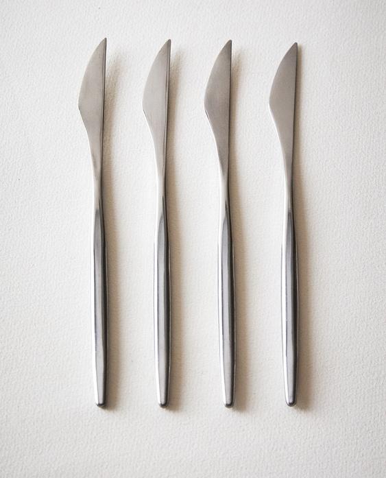 PACK OF KNIVES WITH THIN HANDLES (PACK OF 4) PACK OF KNIVES WITH THIN HANDLES (PACK OF 4)