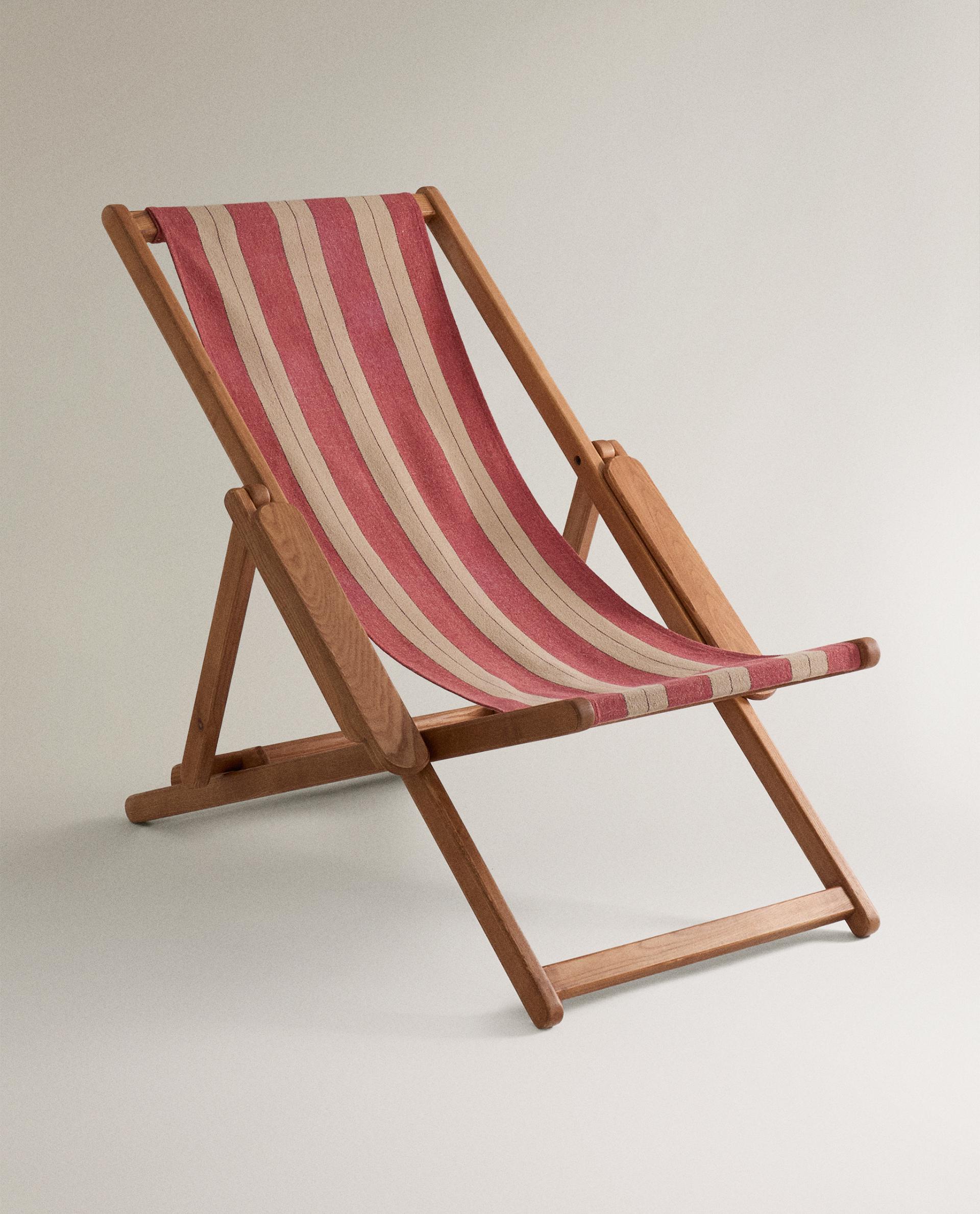 STRIPED FOLDING LOUNGE CHAIR