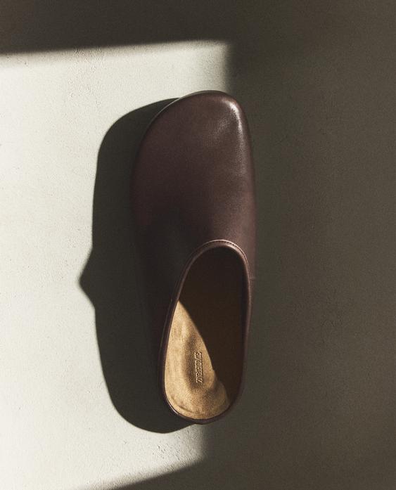 MINIMALIST LEATHER CLOGS
