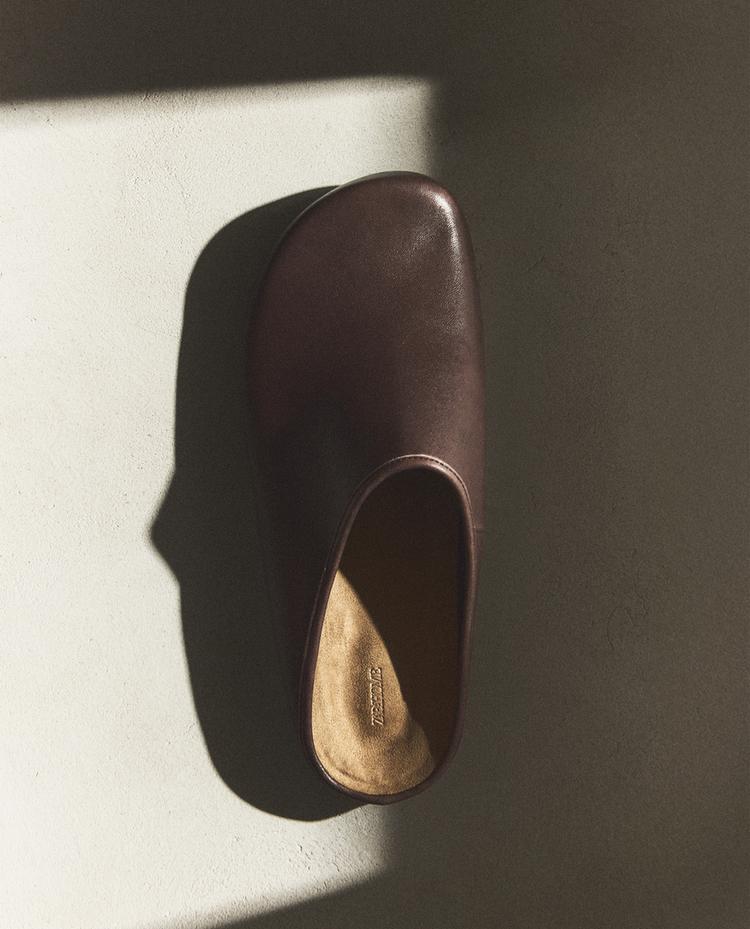MINIMALIST LEATHER CLOGS