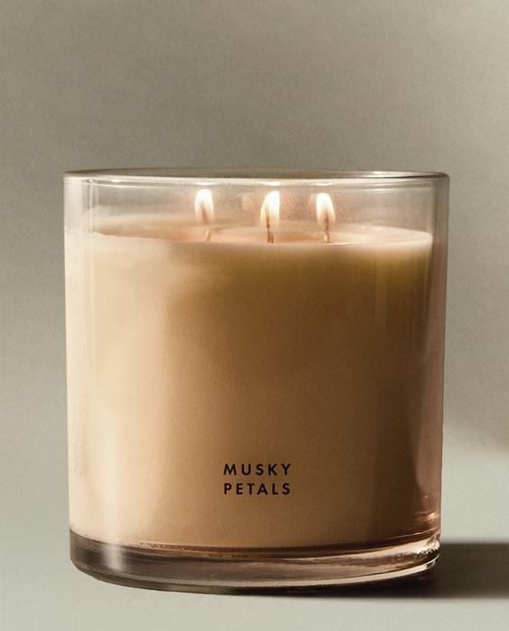 (400 G) MUSKY PETALS SCENTED CANDLE