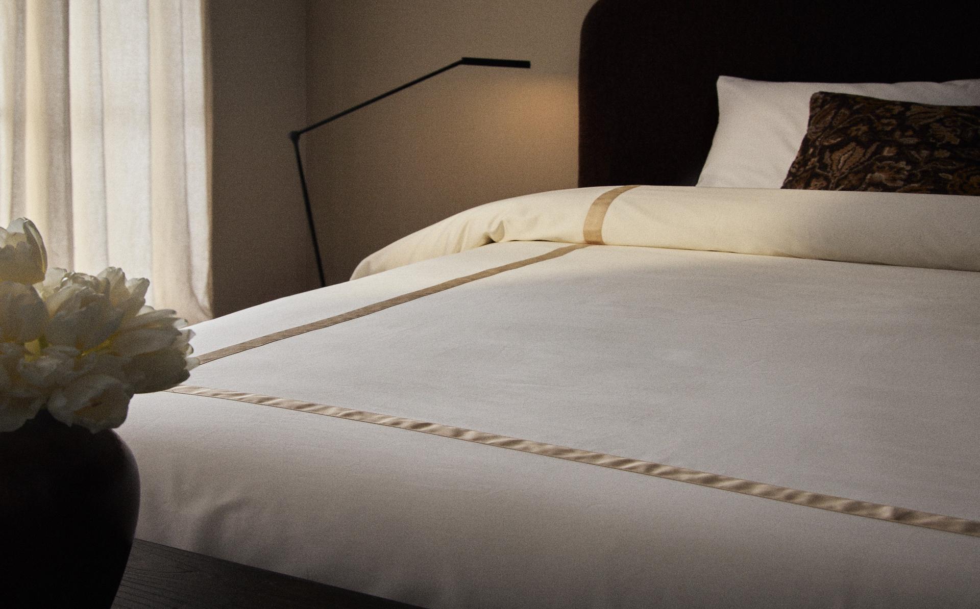 SATEEN DUVET COVER WITH BORDER (300 THREAD COUNT) SATEEN DUVET COVER WITH BORDER (300 THREAD COUNT)