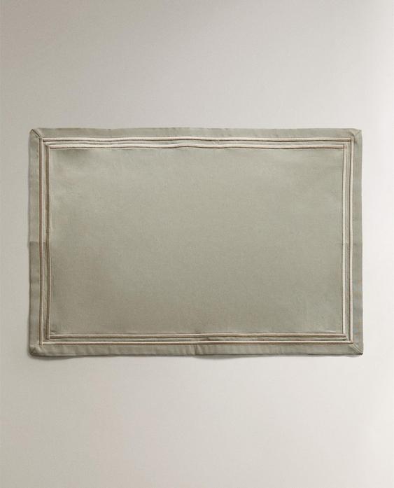 مفرش ساتان بشريط على الحافة