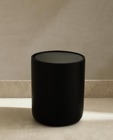 BLACK RESIN BATHROOM TRASH CAN WITH LID