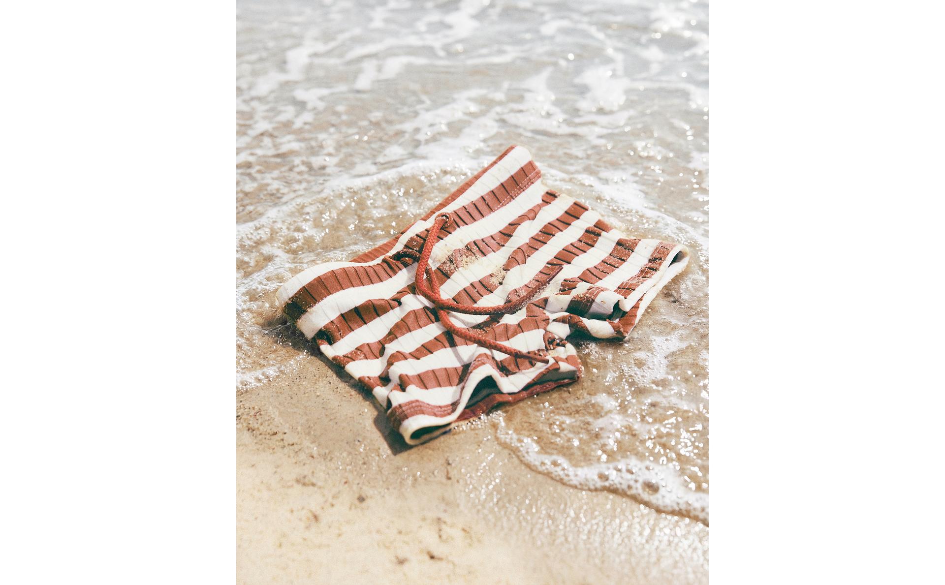 KIDS’ STRIPED BEACH BERMUDA SWIMMING TRUNKS