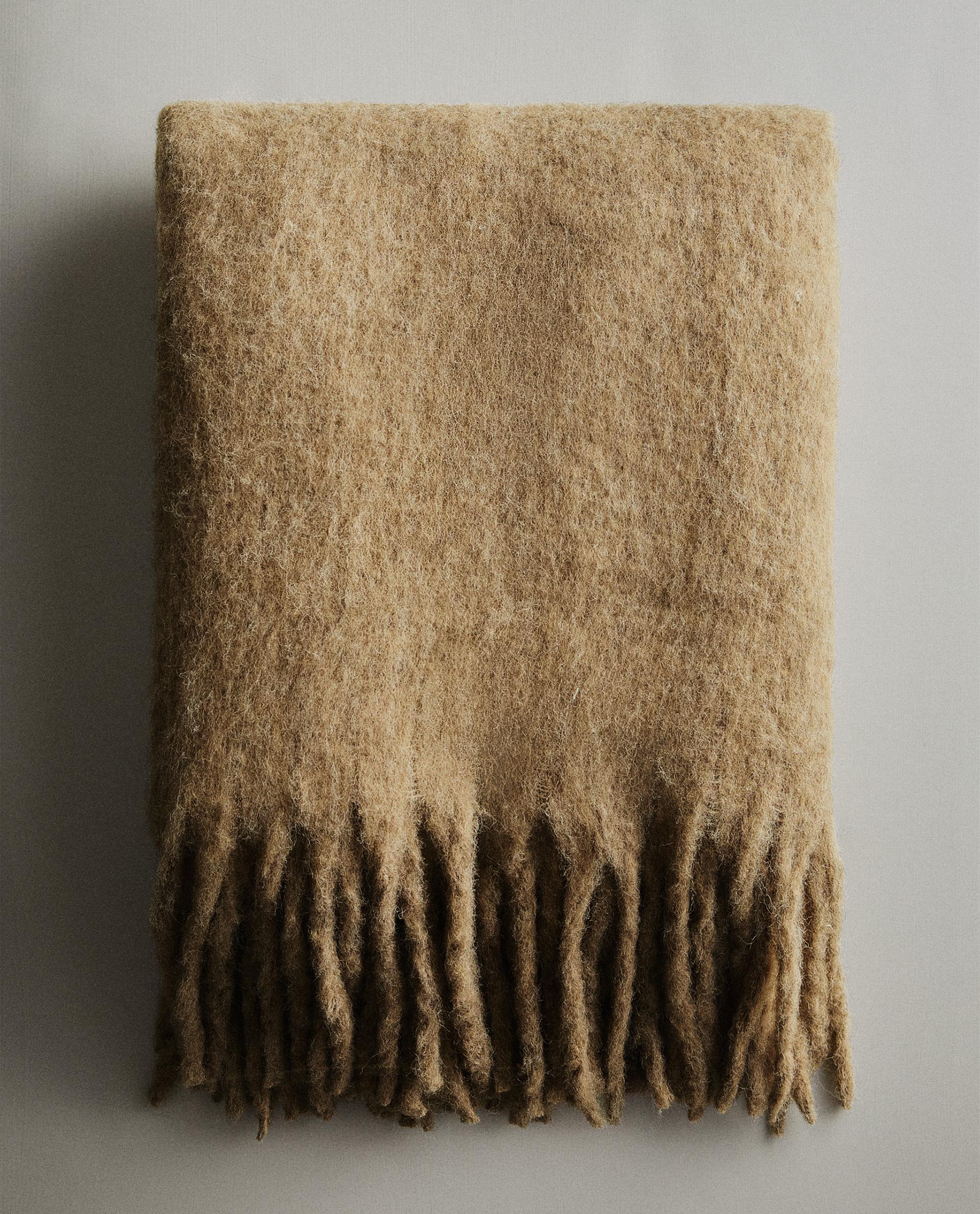 FRINGED SOFT THROW FRINGED SOFT THROW