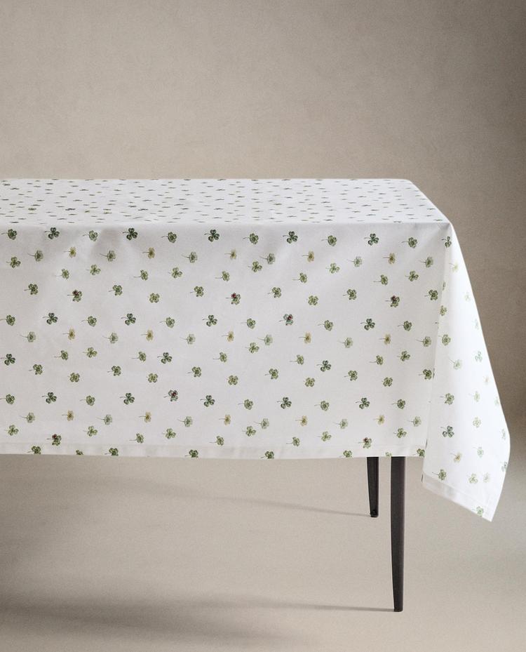 RESIN-COATED CLOVER TABLECLOTH