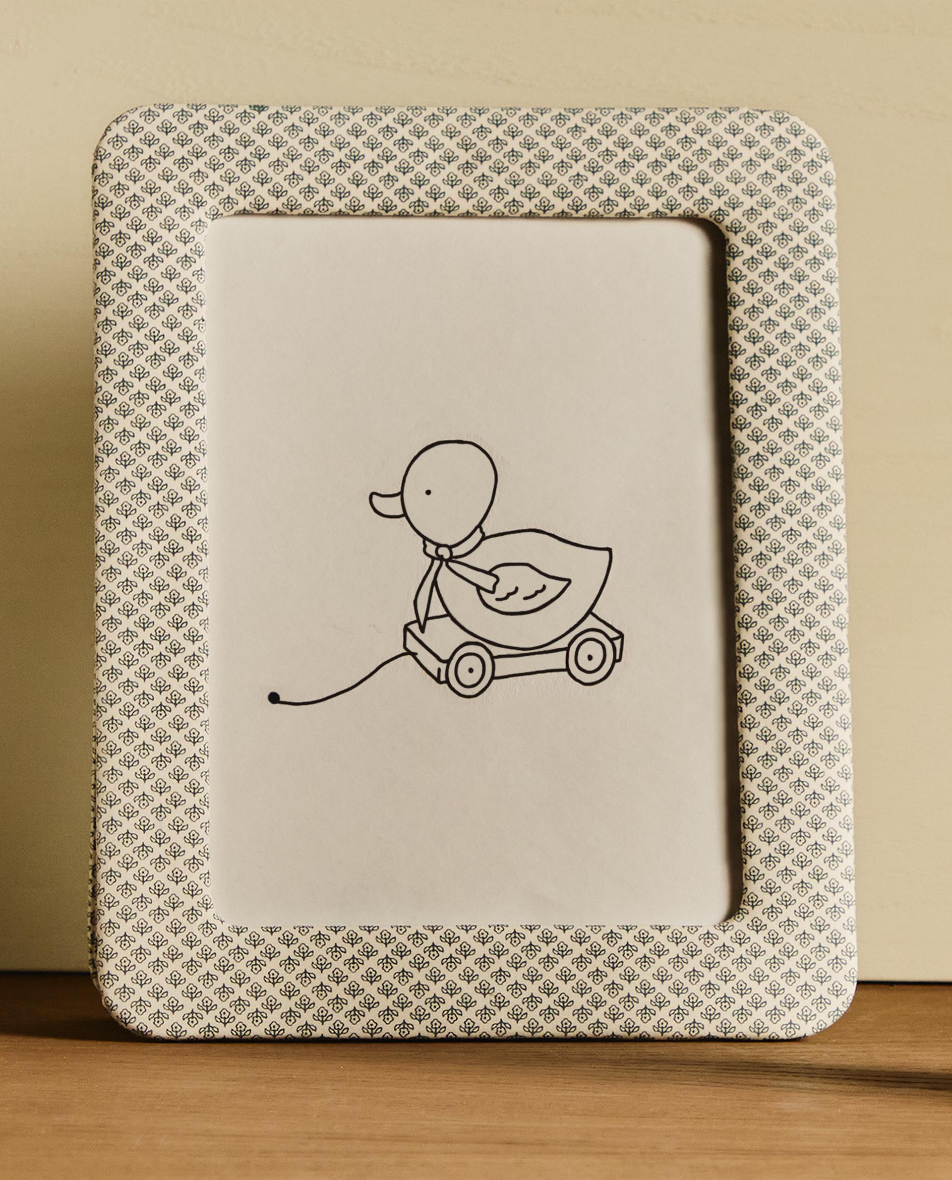 CHILDREN'S LINED PHOTO FRAME