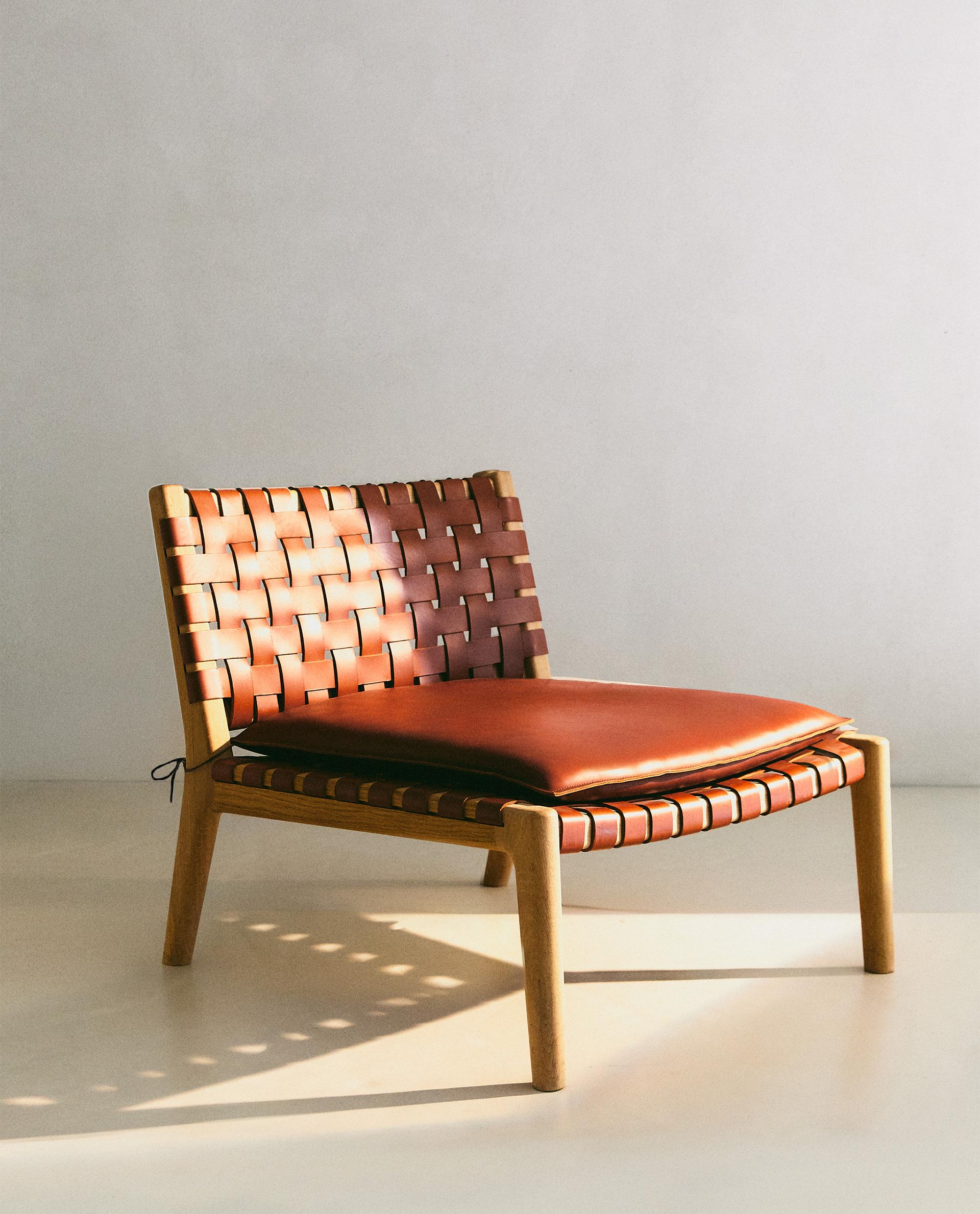 LOUNGE CHAIR 01