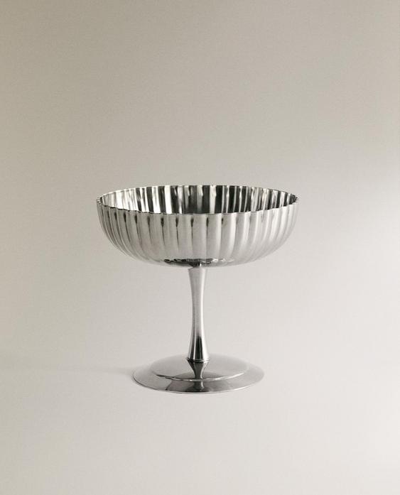 METALLBECHER MIT WELLEN